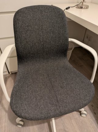 Silla de escritorio gris y blanca Ikea