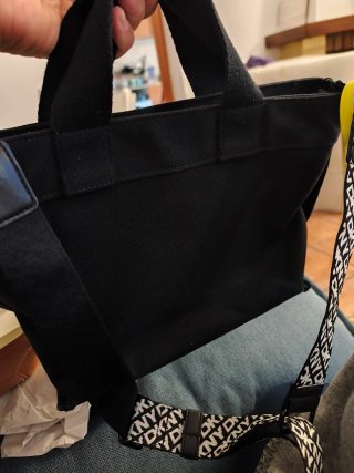 Bolso DKNY negro con correa estampada