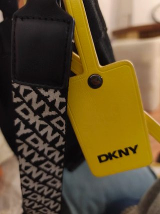 Bolso DKNY negro con correa estampada