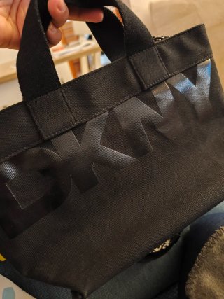 Bolso DKNY negro con correa estampada