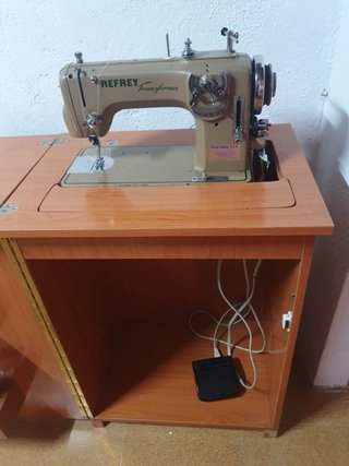 Máquina de coser y bordar Refrey