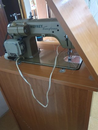 Máquina de coser y bordar Refrey