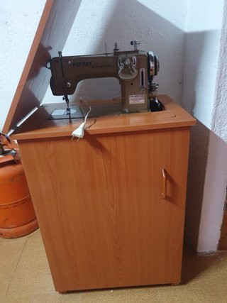 Máquina de coser y bordar Refrey
