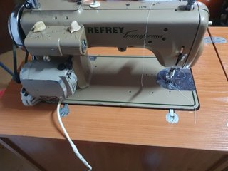 Máquina de coser y bordar Refrey