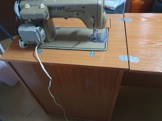Máquina de coser y bordar Refrey