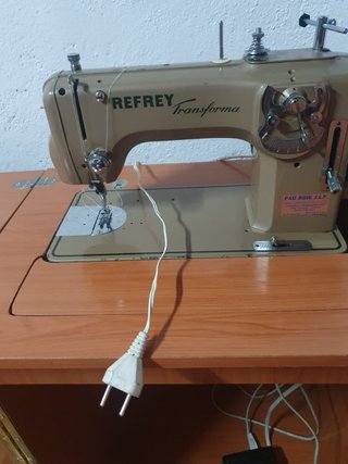 Máquina de coser y bordar Refrey