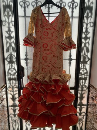 Traje de flamenca beige y naranja