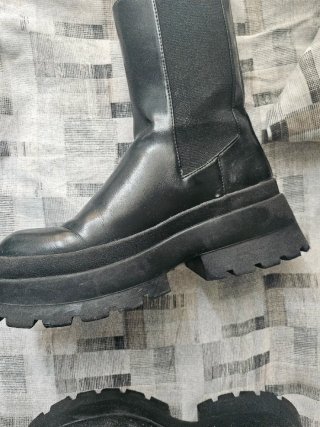 Stivaletto nero con zeppa