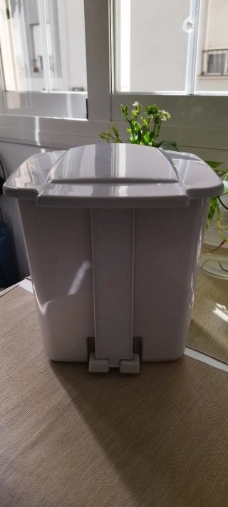 Cubo de basura con pedal gris y blanco