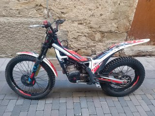 Moto de trial TRS roja y blanca 300
