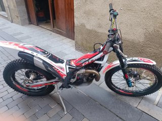 Moto de trial TRS roja y blanca 300