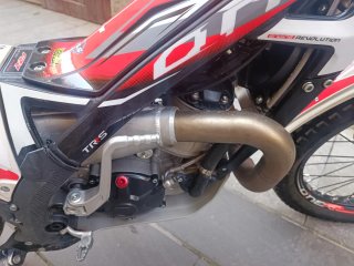 Moto de trial TRS roja y blanca 300