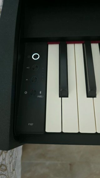 Piano Roland Negro F107