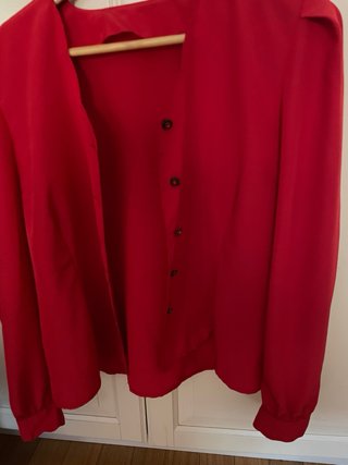 Blusa roja con escote festoneado
