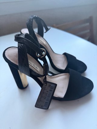 Sandalias tacón Massimo Dutti negras y doradas