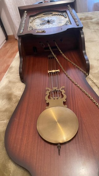 Reloj de péndulo antiguo de cuco