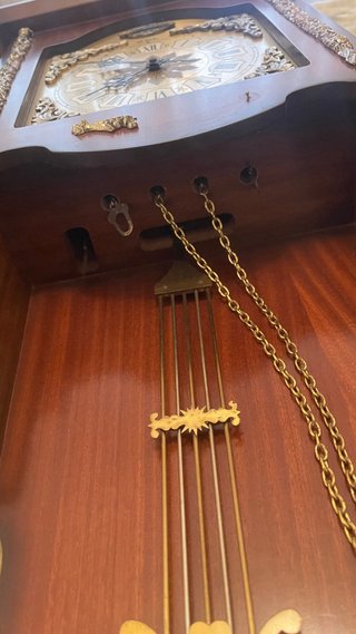 Reloj de péndulo antiguo de cuco