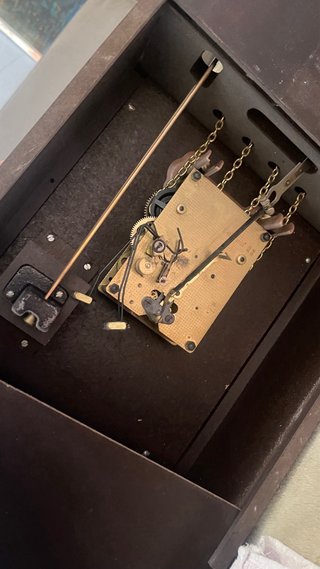 Reloj de péndulo antiguo de cuco