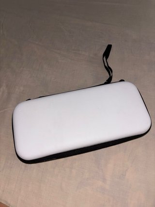 Nintendo Switch OLED Blanca con funda.