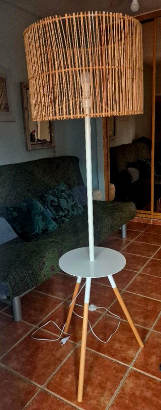 Lámpara de pie diseño ratán y madera