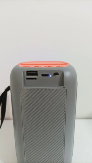 Cassa Bluetooth Portatile 8W con LED