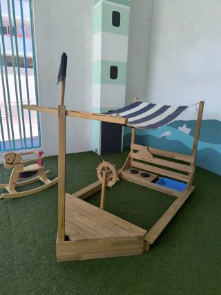 Barco de madera para niños con toldo