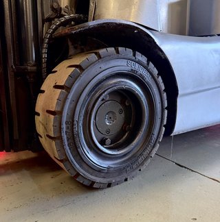 CARRETILLA ELEVADORA 1600 KG SEGUNDA MANO AÑO 2017