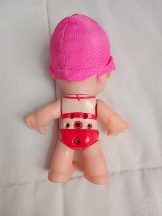 Muñeco bebé con traje de baño rosa
