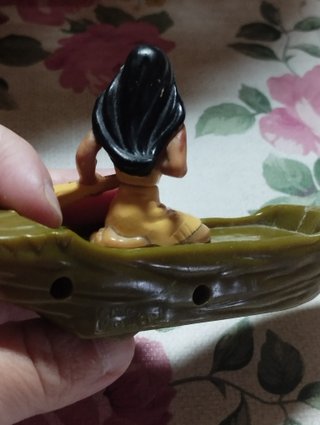 Figura Pocahontas Disney en canoa
