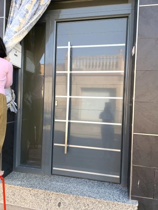Puerta aluminio gris con marcos cristal