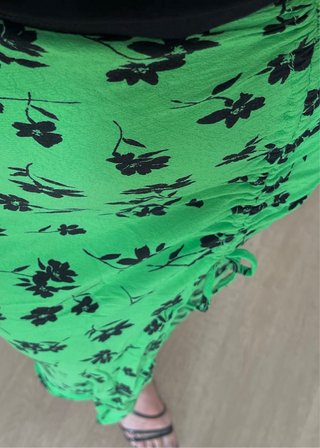 Falda midi verde flores de Bershka