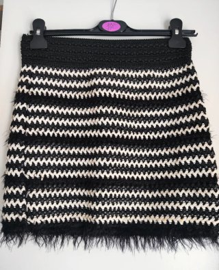 Falda corta zigzag blanco y negro