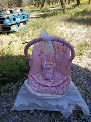 Mecedora infantil rosa con estampado floral