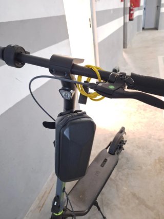 Patinete eléctrico con bolsa