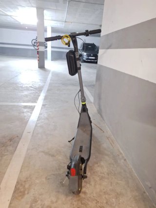 Patinete eléctrico con bolsa