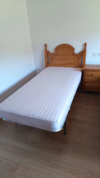 2 camas individuales + mesita vintage madera