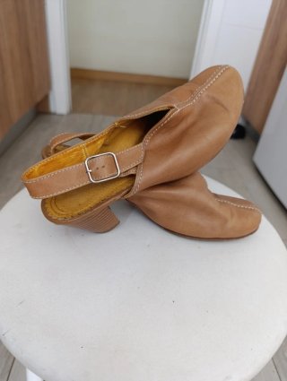 Sandalias de piel semi cerradas 37