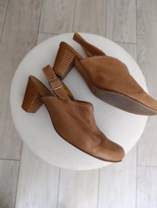Sandalias de piel semi cerradas 37