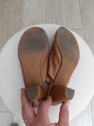 Sandalias de piel semi cerradas 37