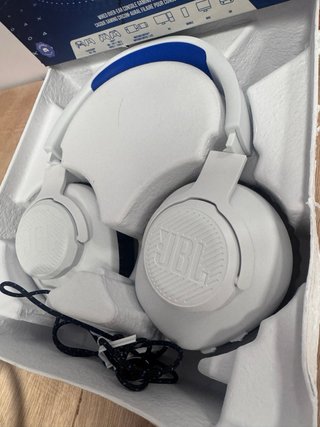 Auriculares JBL blancos y azules con cable