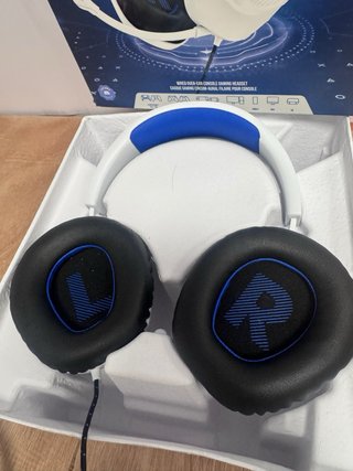 Auriculares JBL blancos y azules con cable