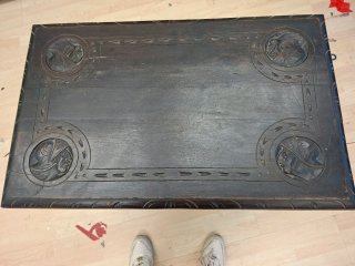 Mesa de madera y metal negra
