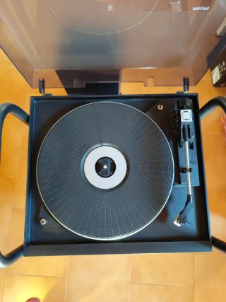 Equipo de música Philips con mueble