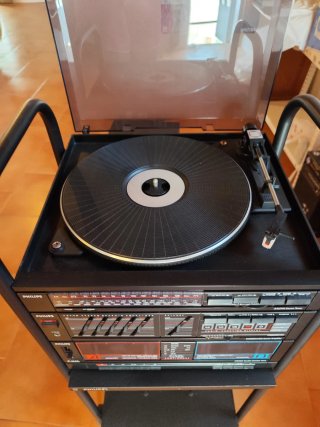 Equipo de música Philips con mueble