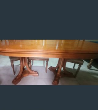 Mesa de comedor de madera