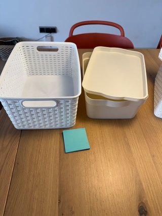 Organizadores de plástico blanco y beige