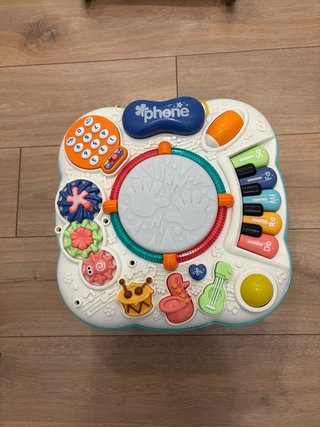 Mesa de actividades para bebé