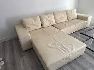 Sofá de piel beige