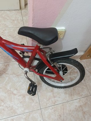 Bicicleta infantil roja
