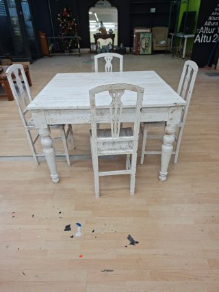 Mesa de comedor de madera blanca